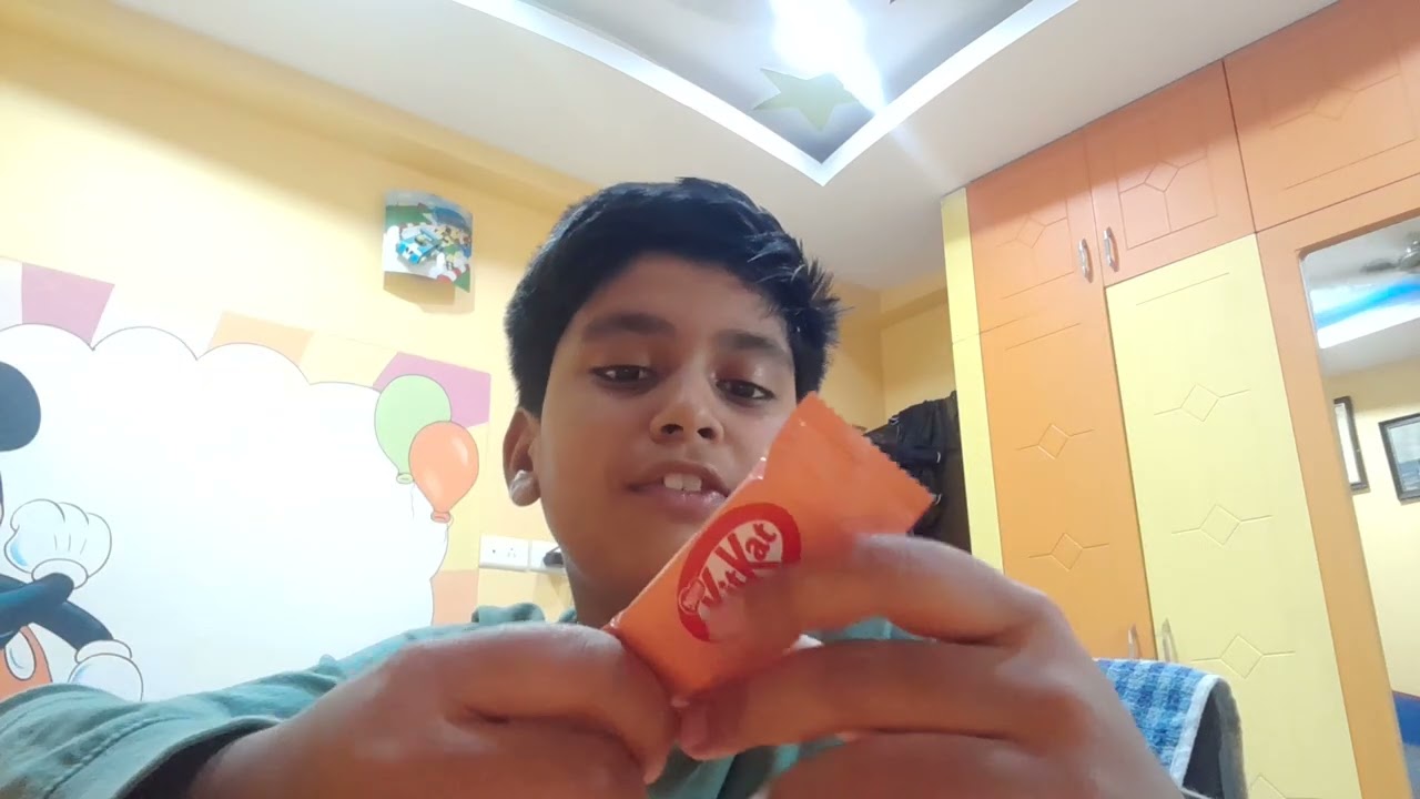 First time trying ( JAPANESE  KitKat )