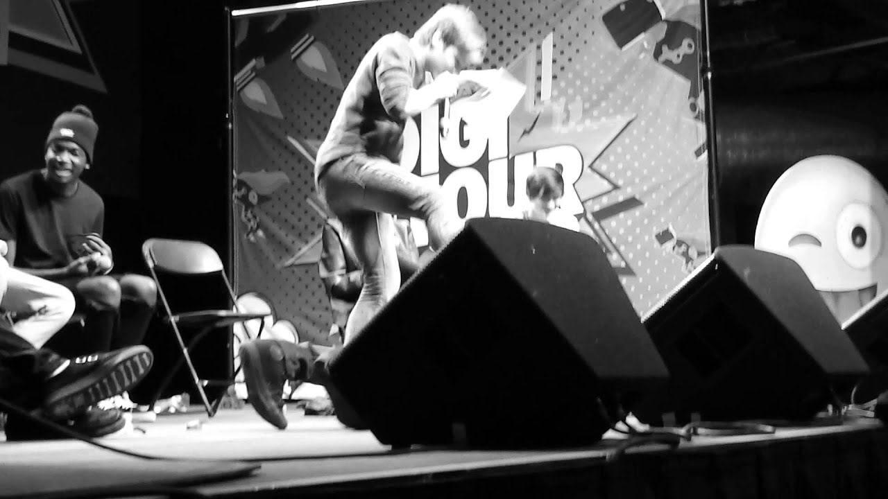 PAUL ZIMMER GETTING SHIRTLESS -DIGITOUR 2015