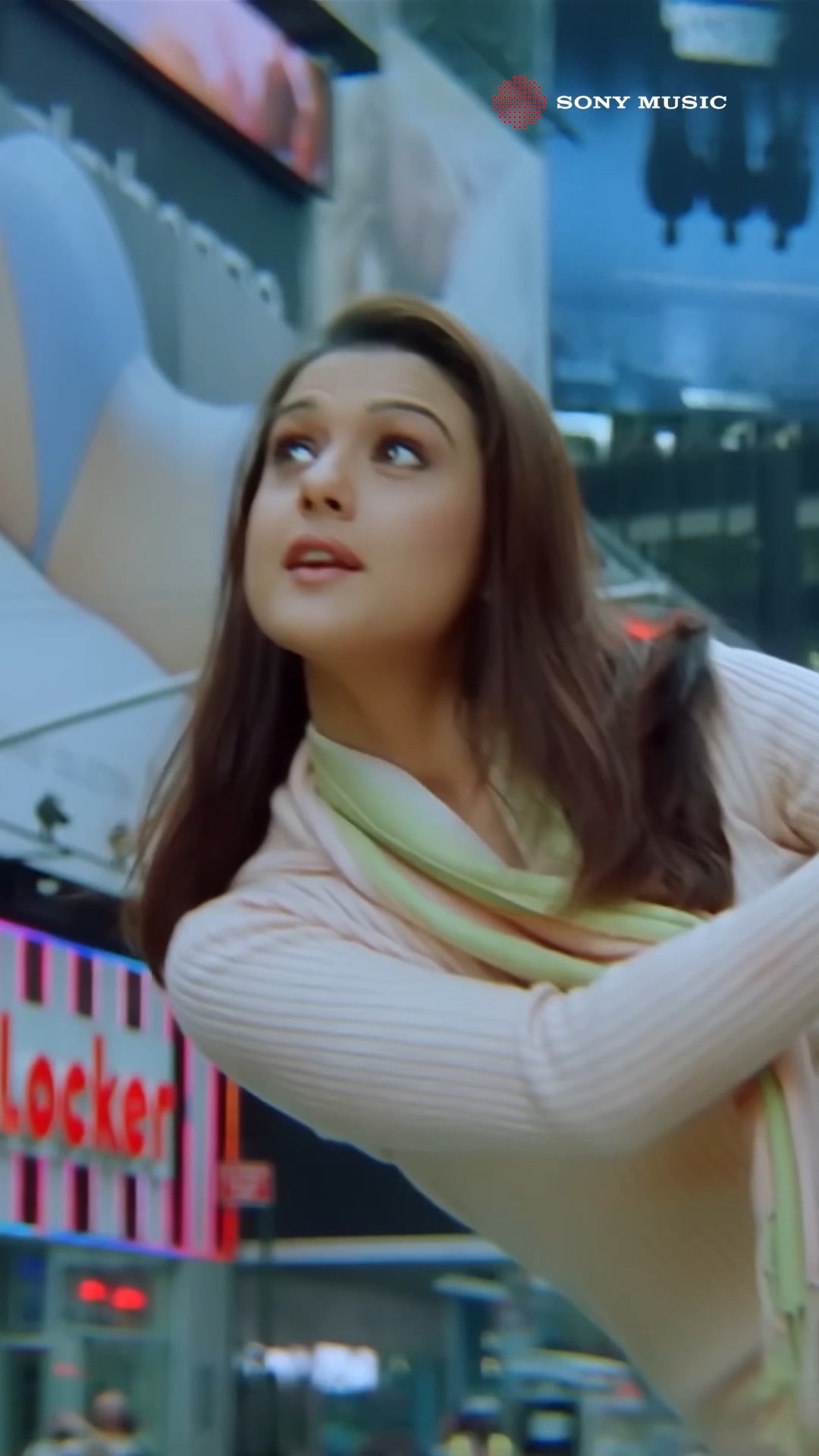 When love starts to bloom... ?#kuchtohuahai #preityzinta #saifalikhan #kalhonaho #shankarehsaanloy