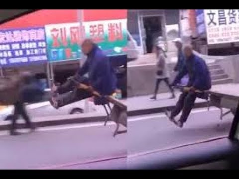 秋名山老司機：老人花樣拉板車，雙腳騰空速度直超小轎車！