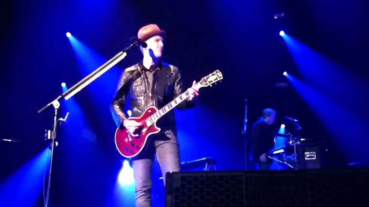 Matchbox 20 opening song, "Parade" at kickoff of Summer tour with Goo