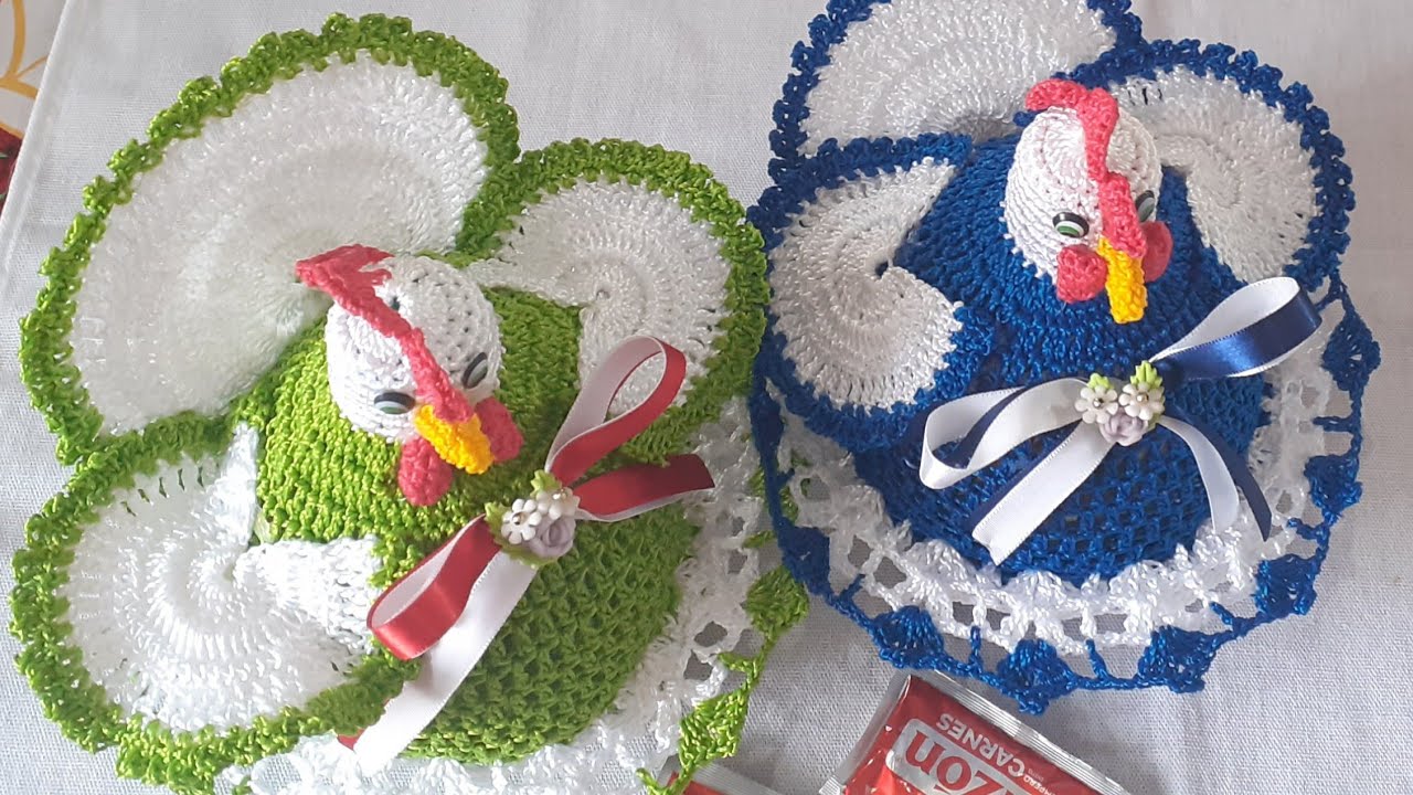 galinha porta temperos de garrafa pet e crochê,vcs vão  amar esta ideia.