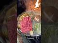 1人ですき焼きとしゃぶしゃぶを楽しむ男