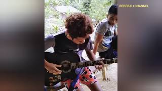 Download Lagu COVER // BUKAN ANAK BAND, TAPI SKILL DEWA DALAM MEMAINKAN MELODI GITAR Download Lagu COVER // BUKAN ANAK BAND, TAPI SKILL DEWA DALAM MEMAINKAN MELODI GITAR