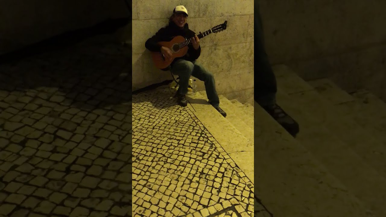 Spanischer Straßenmusiker am Chiado