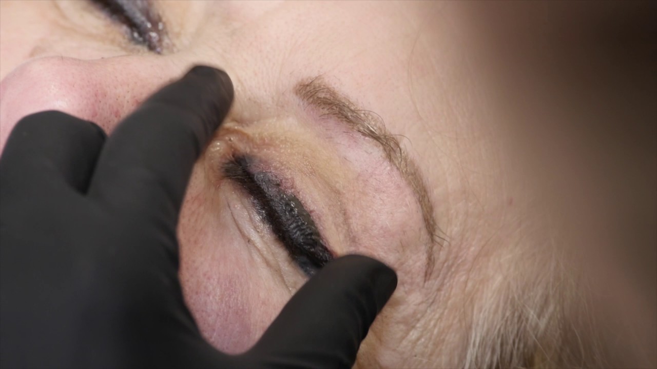 DEMONSTRATION : CORRECTION D'UN EYE LINER EN MAQUILLAGE PERMANENT RATE DANS LE PASSE