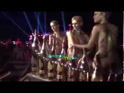 فضيحة مدوية الفنان المصري عمرو دياب يغني للعاهرات بدون ملابس بعد اصدار البوم الليه