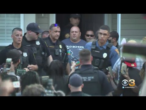 Video: Man Anklagas För Att Ha Mördat Sin Brors Familj I New Jersey