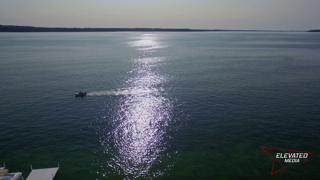 Lake Charlevoix Resort Cottage (Public)