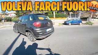 Ci Taglia La Strada Come Un Pazzo E Lo Inseguiamo