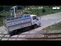 Cố vượt đường sắt khi thanh chắn đã dịch chuyển, 2 tài xế bị phạt 38 triệu đồng