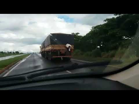 Viajante pendurado em carroceria