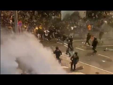 Batalla campal en la ciudad condal: así han sido  los enfrentamientos entre manifestantes y Policía
