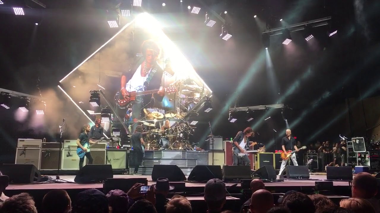 Foo Fighters with Joe Perry - Draw The Line (Live at CalJam 17)
