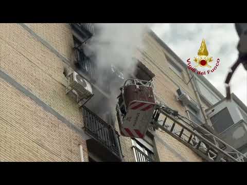 Video Scampia, scoppia incendio in un appartamento: vigili del fuoco sul posto