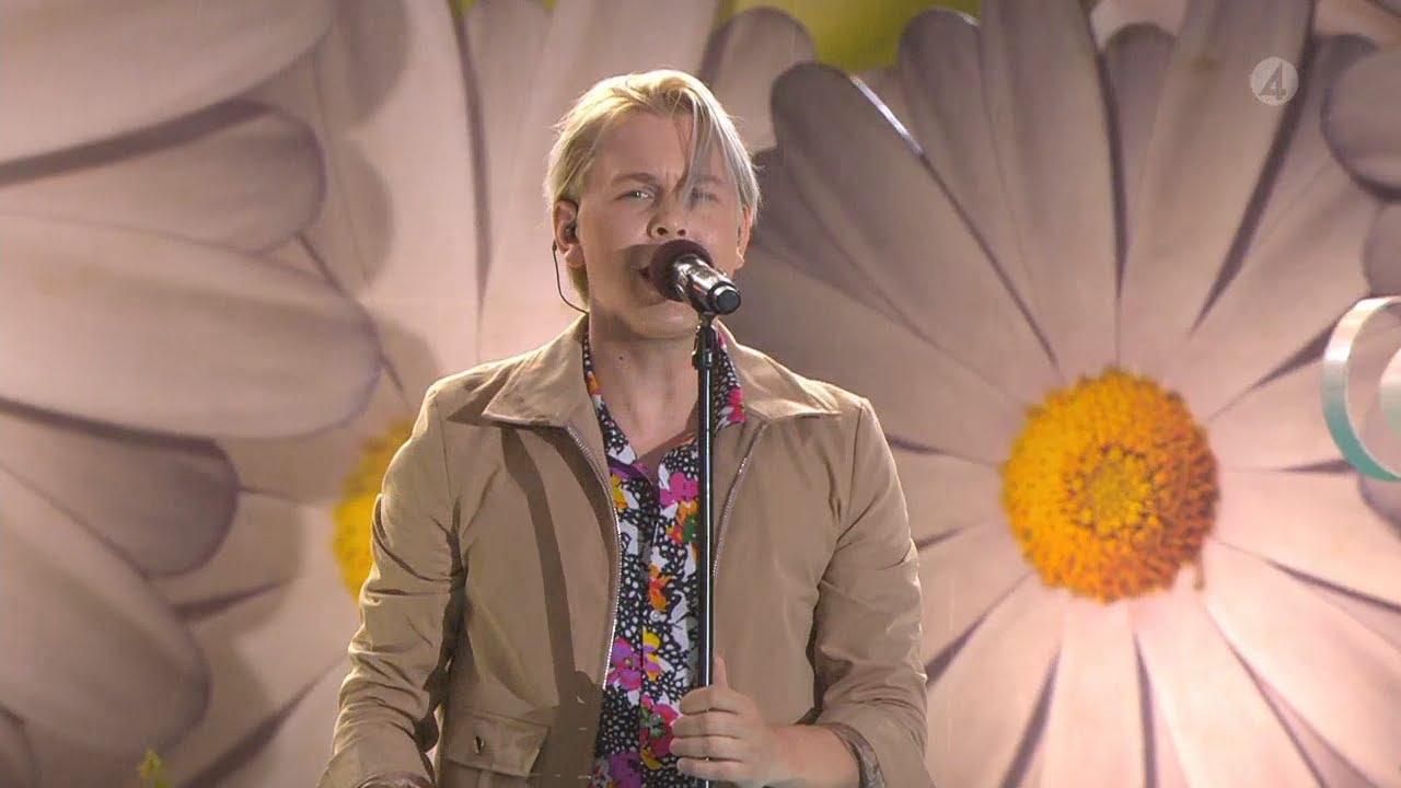 Emil Assergård höjer stämningen med låten "Leva livet" - Lotta på Liseberg (TV4) - YouTube