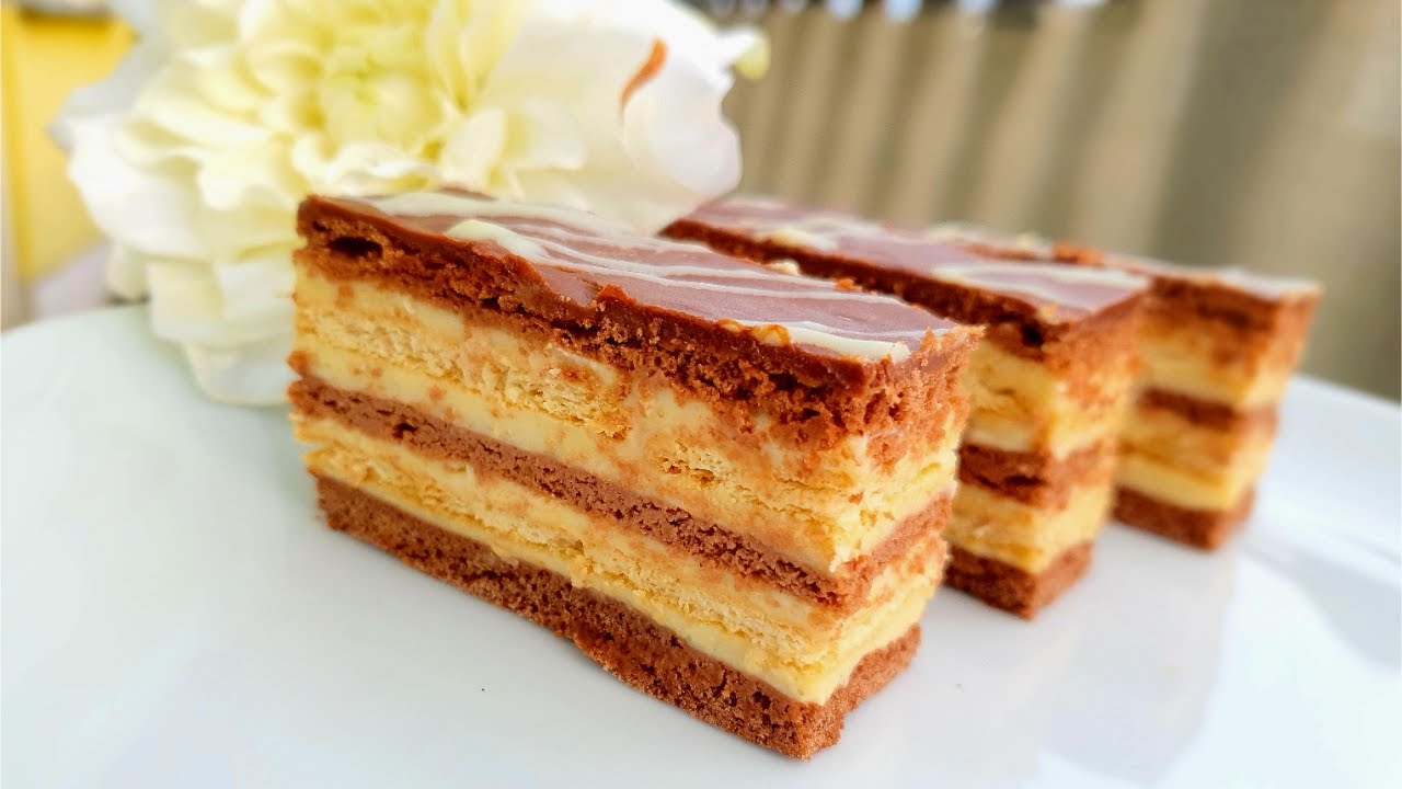 Торт с листьями какао и печеньем.