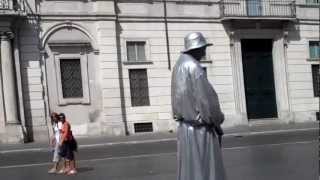 Funny-'Living Statue' loses his temper in Rome's Piazza Navonne