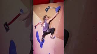 Jessica Pilz уверенно финиширует #climb #climbing #bouldering #sports