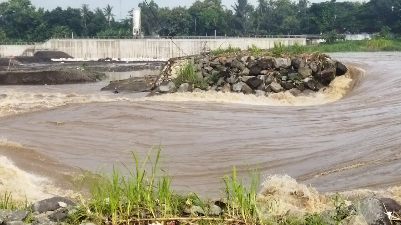 BANJIR BANDANG TERJADI LAGI MELANDA DAM SRANDAKAN. TANGGUL PENGAMAN JEBOL BANJIR MASUK PROYEK 