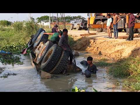 Please don't be in danger Incredible Landfill! Dump Truck 25ton Back Uploading overturned into canal