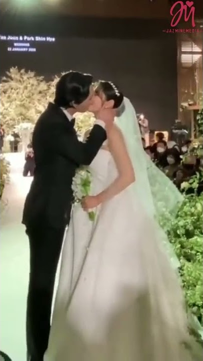 Park Shin Hye and Choi Tae Joon kiss at wedding