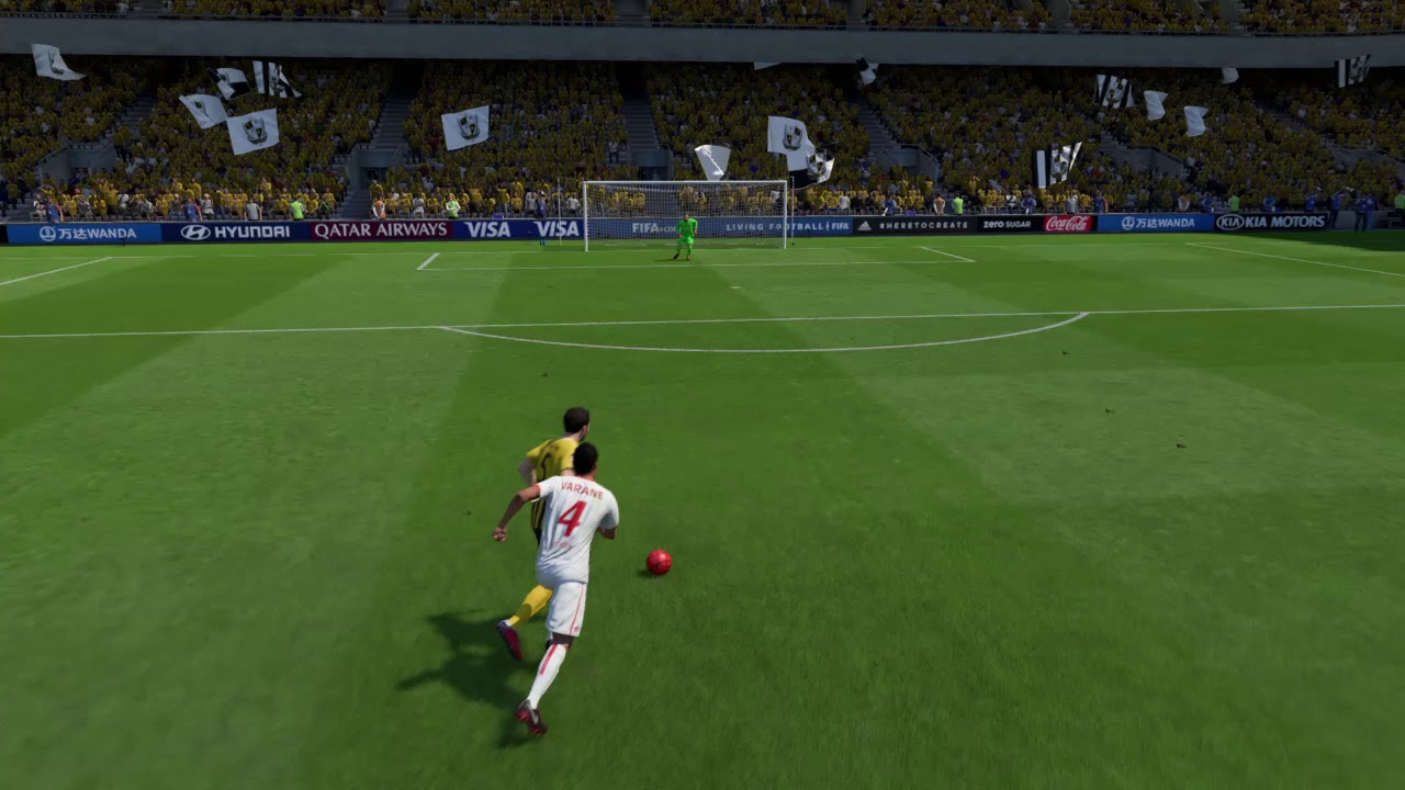 FIFA 19 Gonzolo fights through Varane.