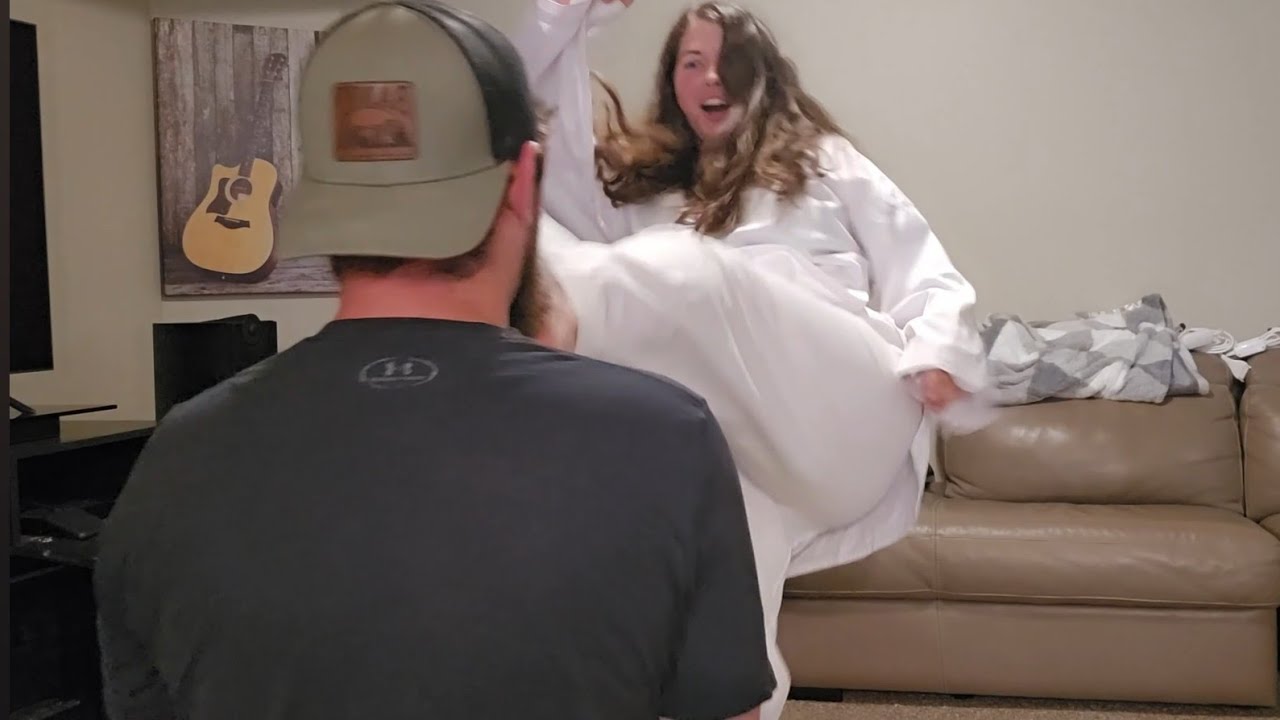 Девушка практикует удары ногами в стиле тхэквондо на своём парне. ASMR Custom