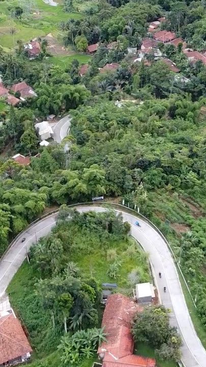 Melihat langsung dari langit, keindahan jalan Pedesaan