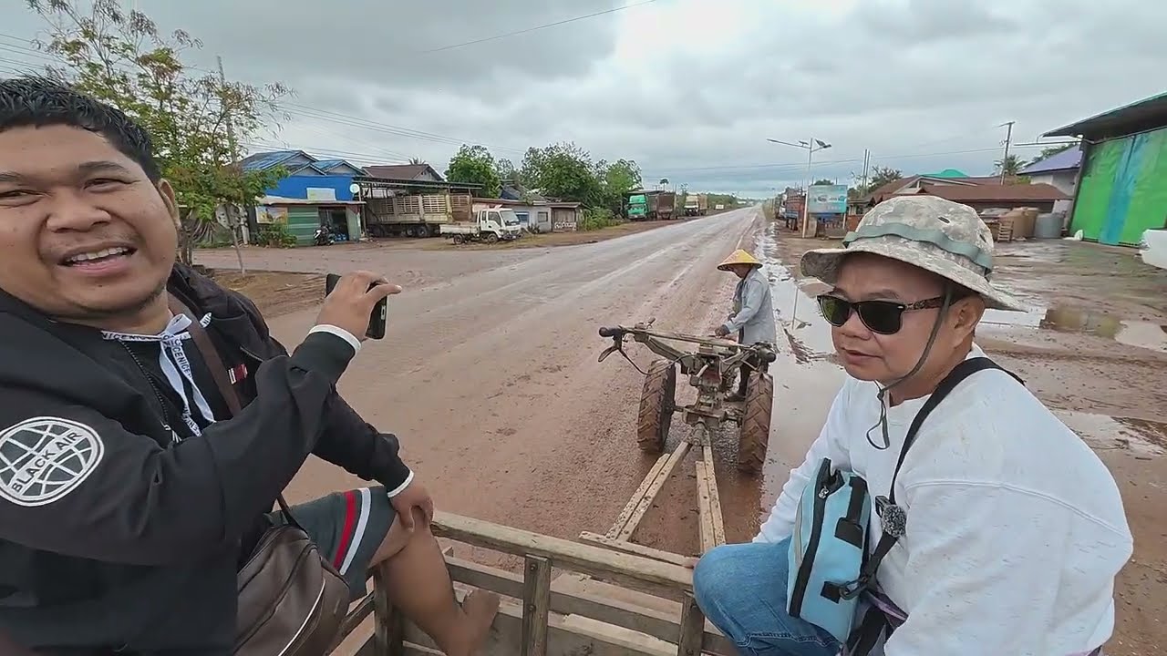 หนุ่มไทยขึ้นรถไถนาครั้งแรกในชนบทสปปลาว