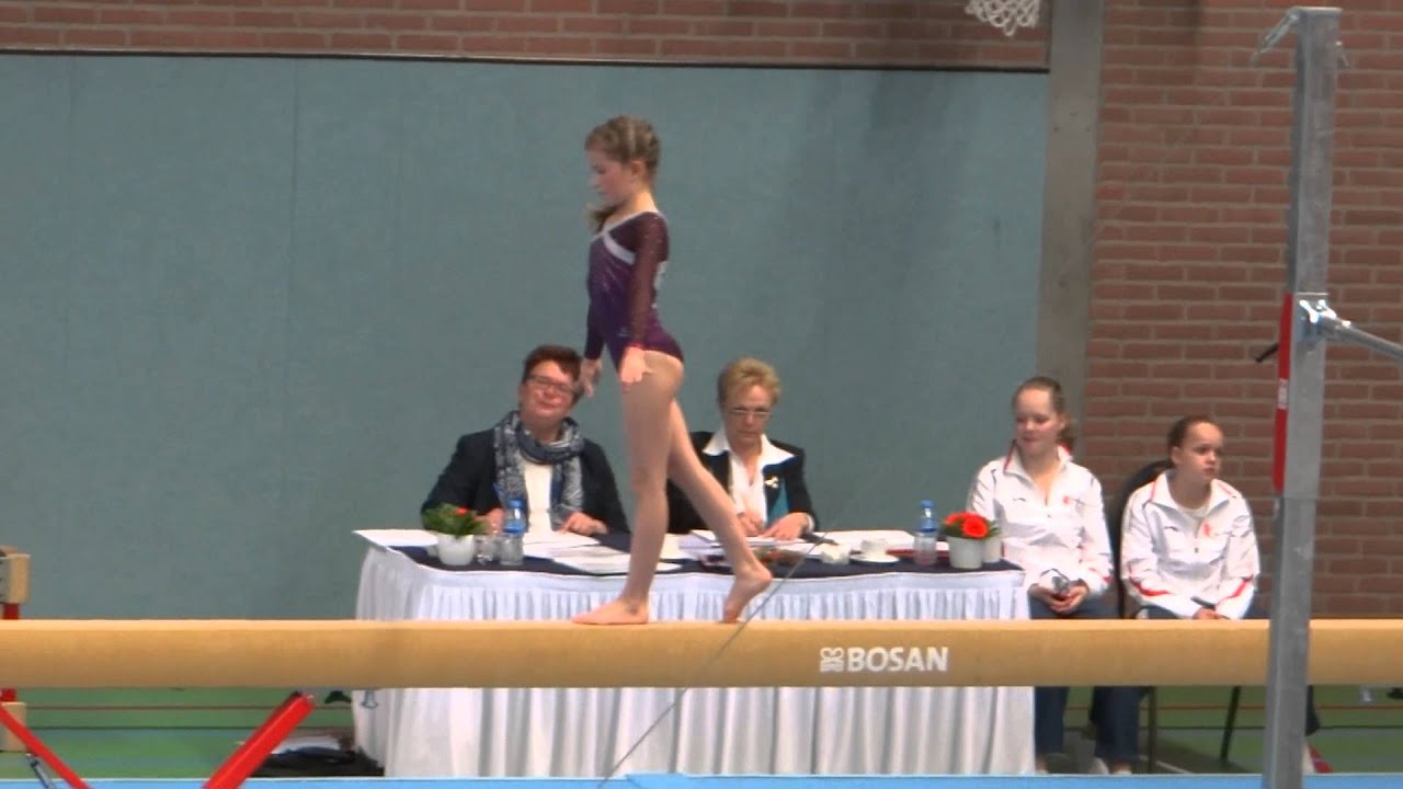 Jade Anna van Vliet  van TOSS Heemskerk, balkoefening