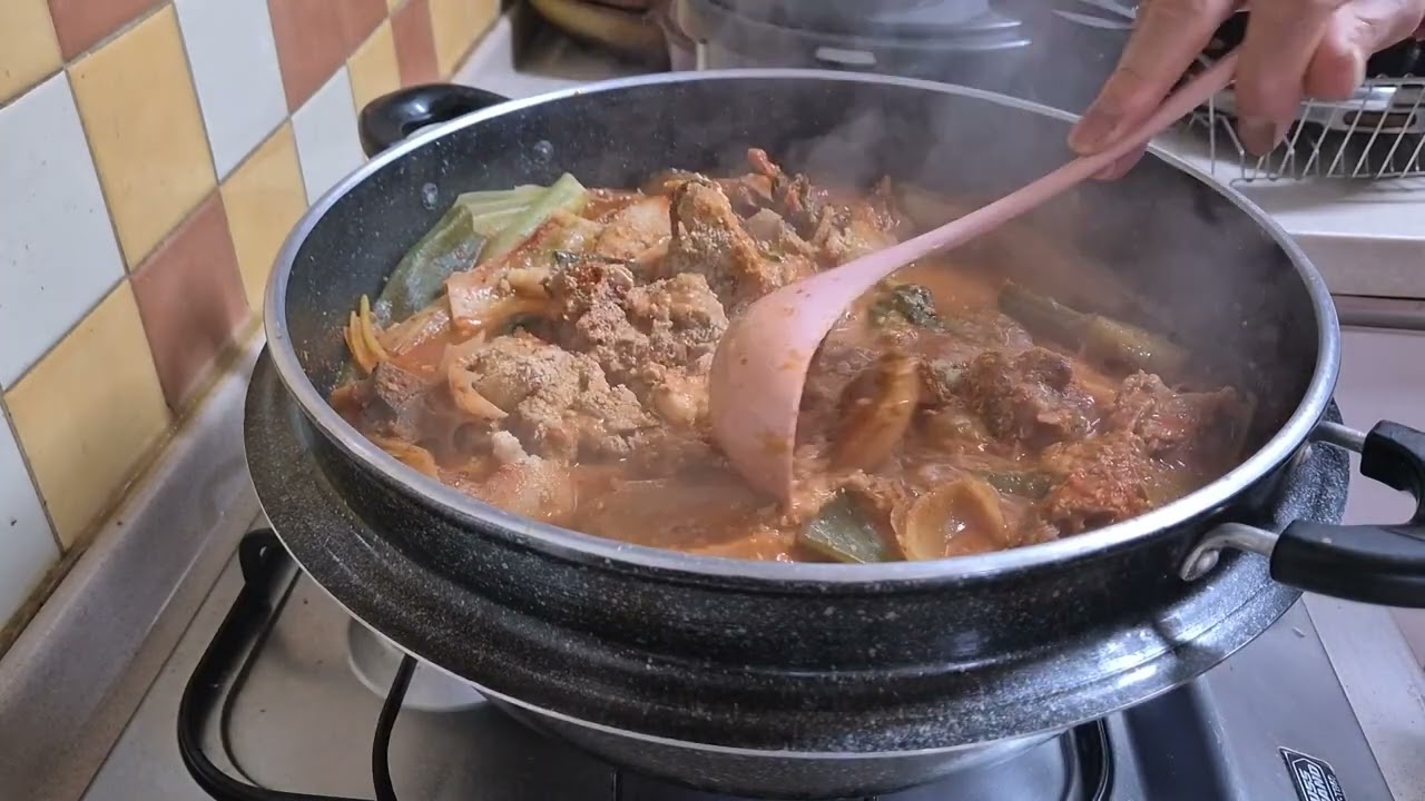 잘 말린 시래기로 감자탕을 끓여봅니다 .