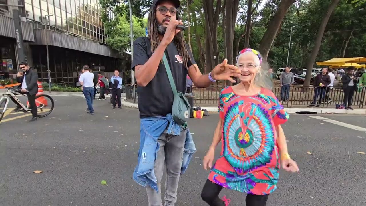 ESSE E O CANTOR DORME SUJO CANTANDO NA AVENIDA PAULISTA SAO PAULO