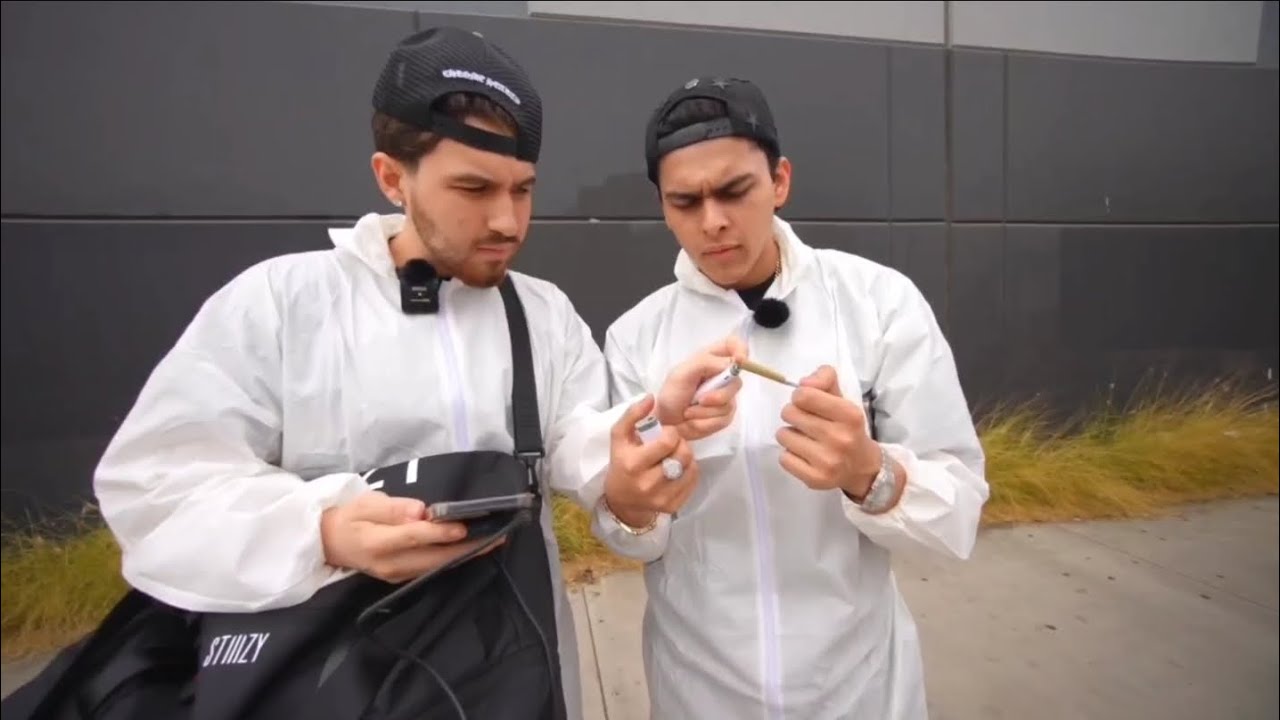 Willito y lonche fumando Marijuana. Willito and lonche smoking weed