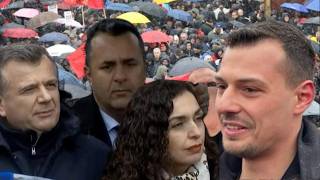 Pamje drithëruese, brohorima e lot, mijëra qytetarë mbushin sheshin, bashkohen Thaçi, Balla, Osmani.