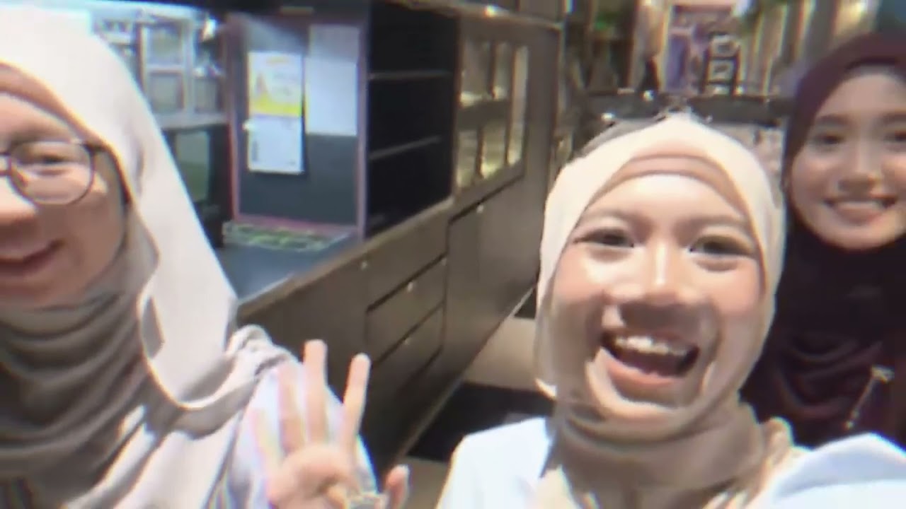 AISAR AND THE GENG MAIN BADMINTON DAN KARAOKE!!!!