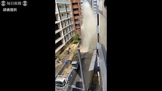 マンホール交換中、道路から水が噴出　「6階の高さまで」　大阪