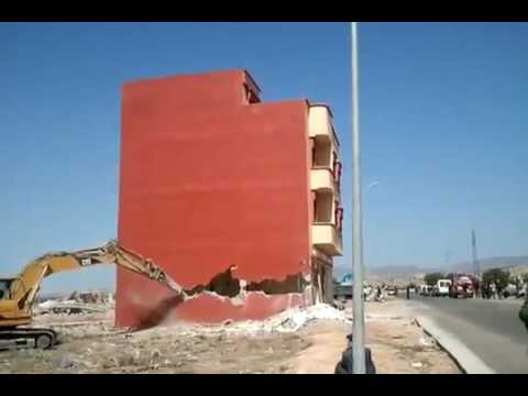 Assista: Demolição com escavadeira