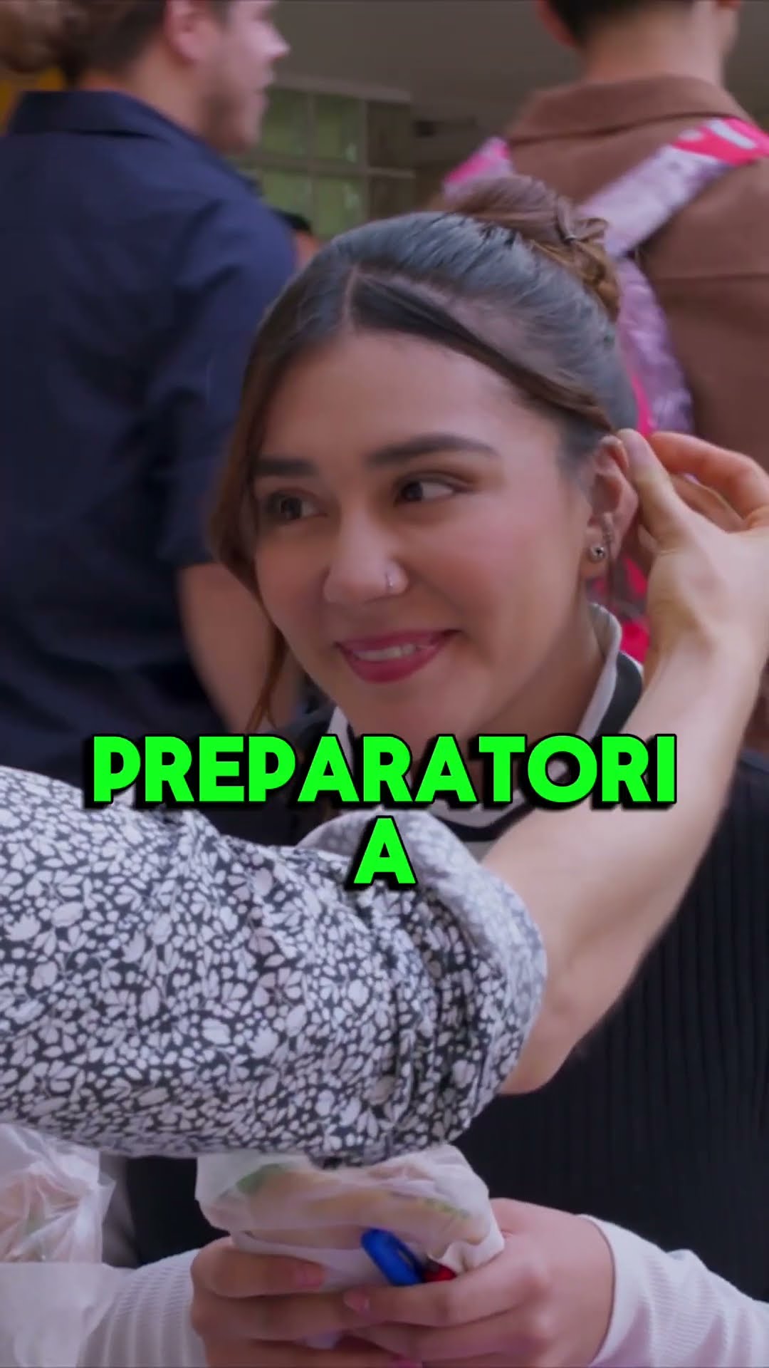 ??? Le enamoran con una rica torta de jamón en el recreo #NacidaPresa #LaRosadeGuadalupe