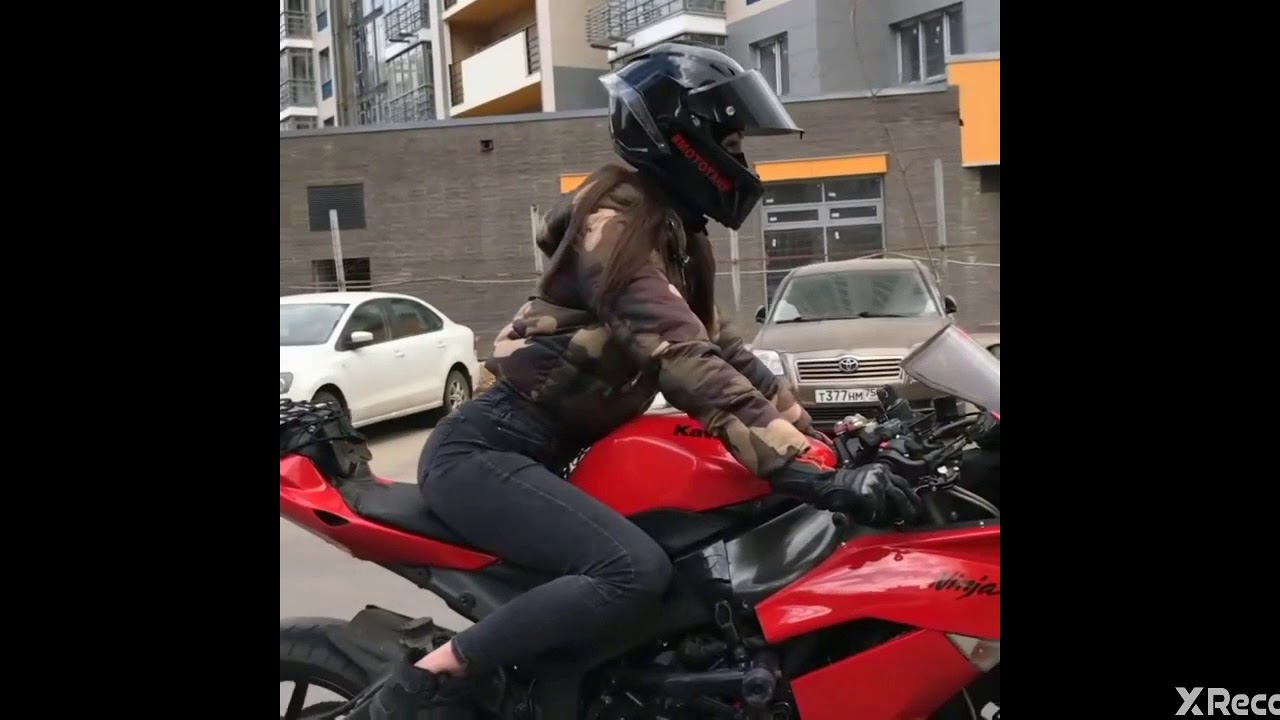 Девушка на мотоцикле иж