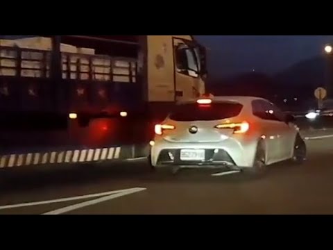 【車禍影片】擠不過就跟他拚了（2023.10.11 國道三號新店交流道