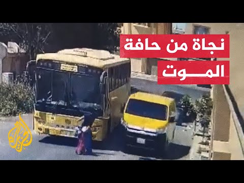 نجت بأعجوبة.. لحظة إنقاذ فتاة من حادث دهس بالسعودية