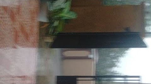 Asyiknya Umar Mandi Hujan