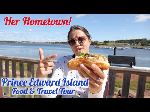prince-edward-island-tourism-food-tour-|-fall-flavours-|-pei-lobster-roll