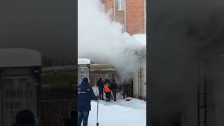 В Усть-Куте горят столярные мастерские РЖД