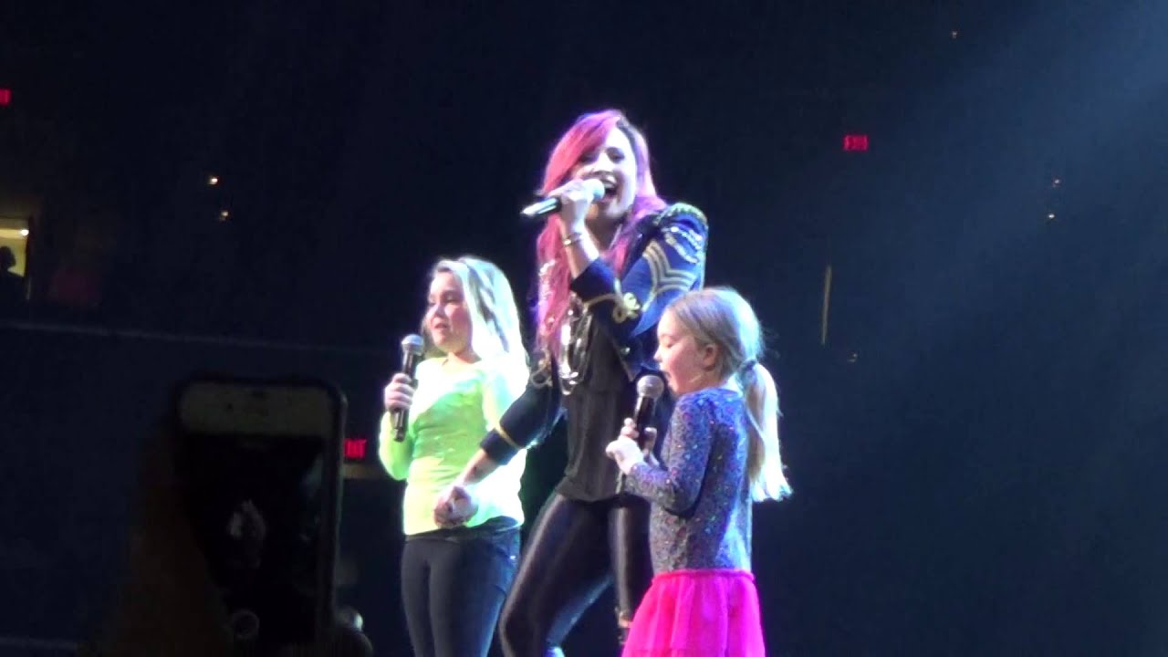 Demi Lovato performing Let it Go (with 2 fans) 3/27/14