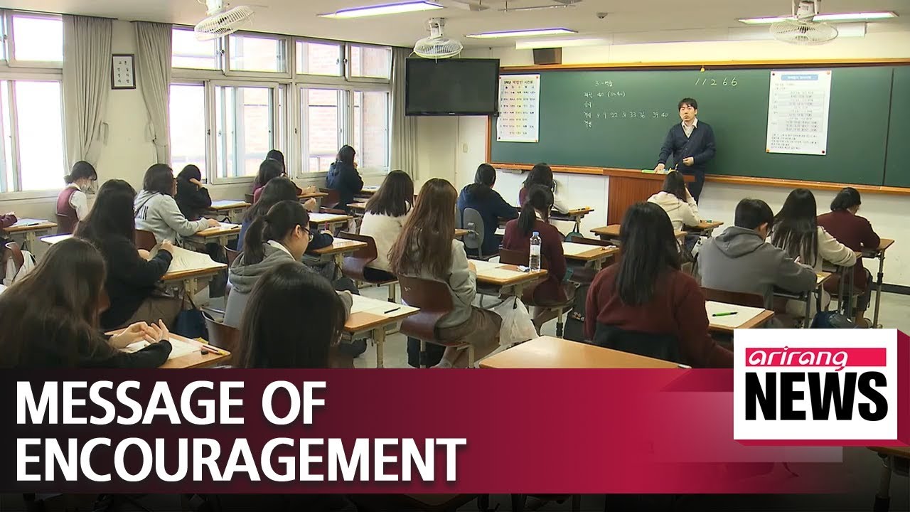 Pres. Moon encourages college hopefuls taking entrance exam