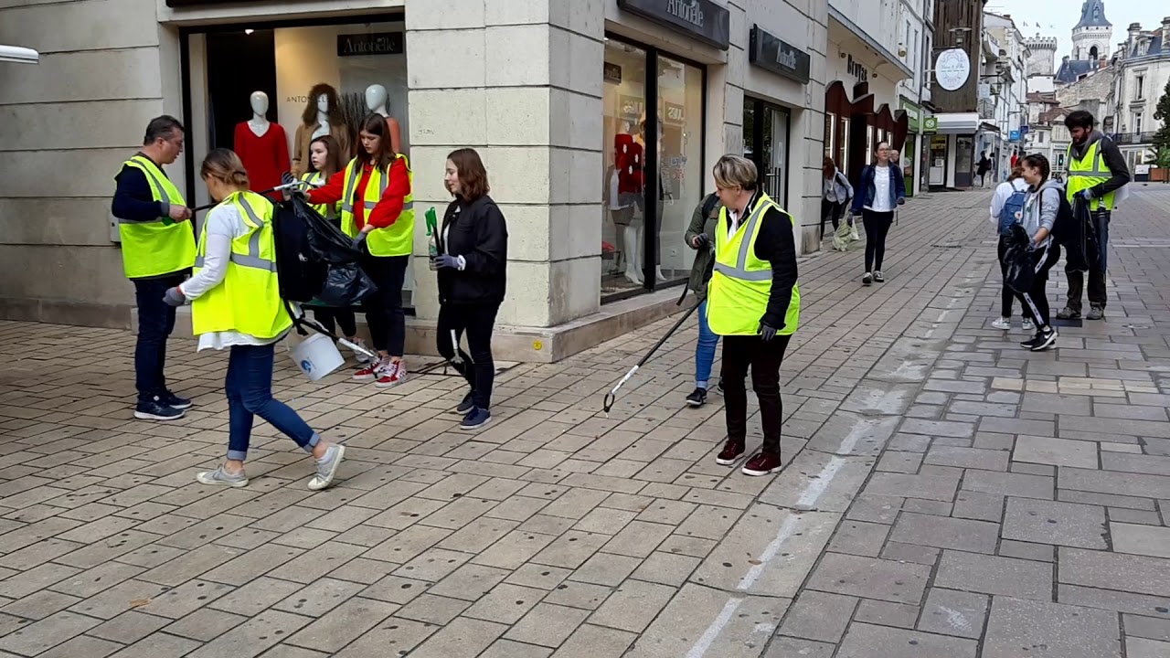 actualités 意味 Les jeunes mobilisés pour la Journée d'actions citoyennes à Angoulême