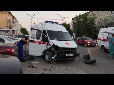 Нарушитель устроил массовое ДТП. От удара скорую помощь отбросило на припаркованные авто
