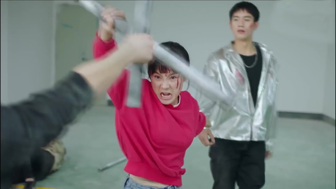 Полный фильм | Чтобы помочь одноклассникам, девушка-кунг-фу сразилась с несколькими гангстерами.